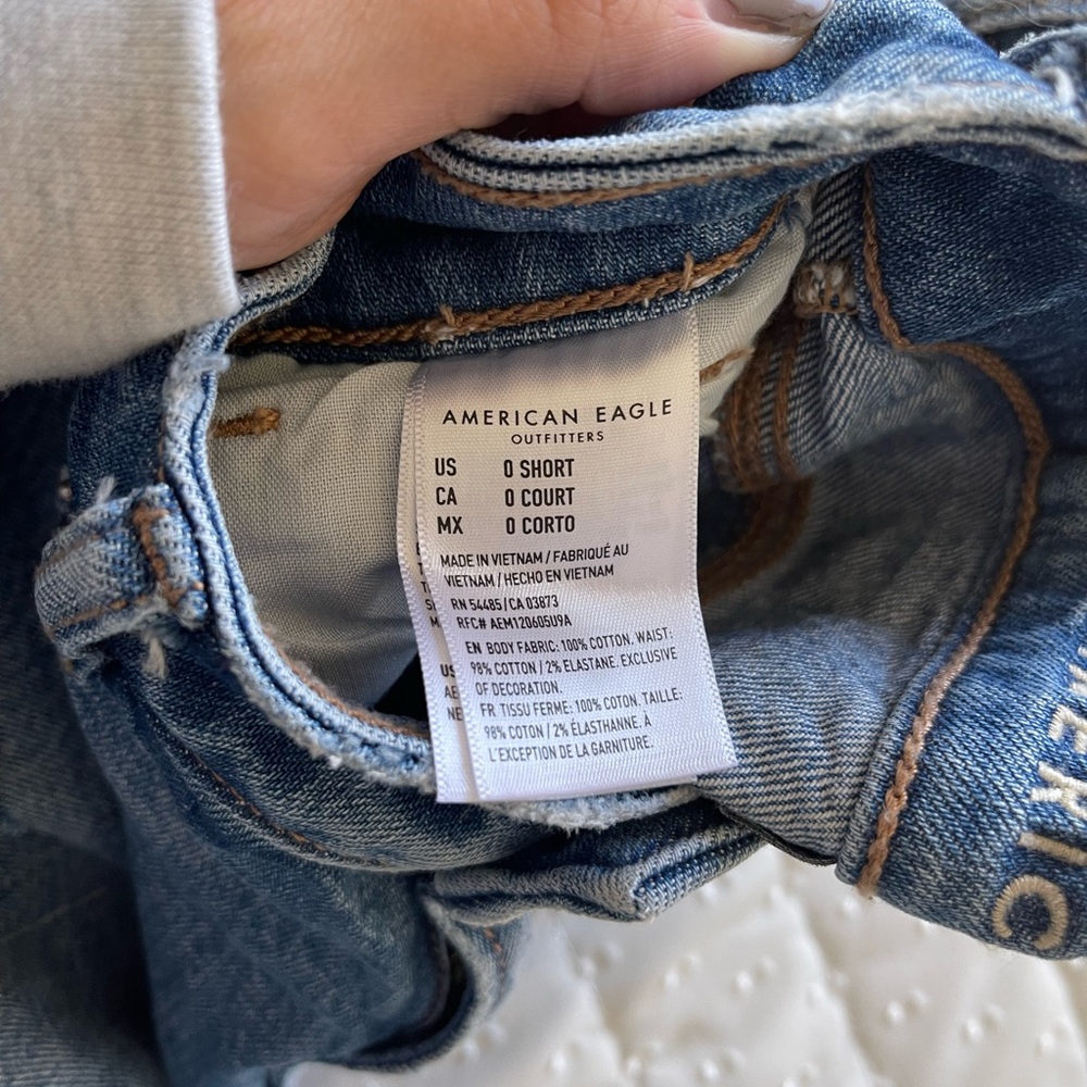 AMERICAN EAGLE MOM JEANS